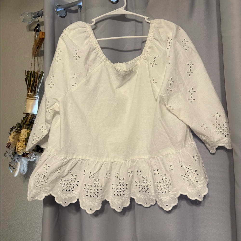Chic White Eyelet Lace Blouse - Picture 3 of 7